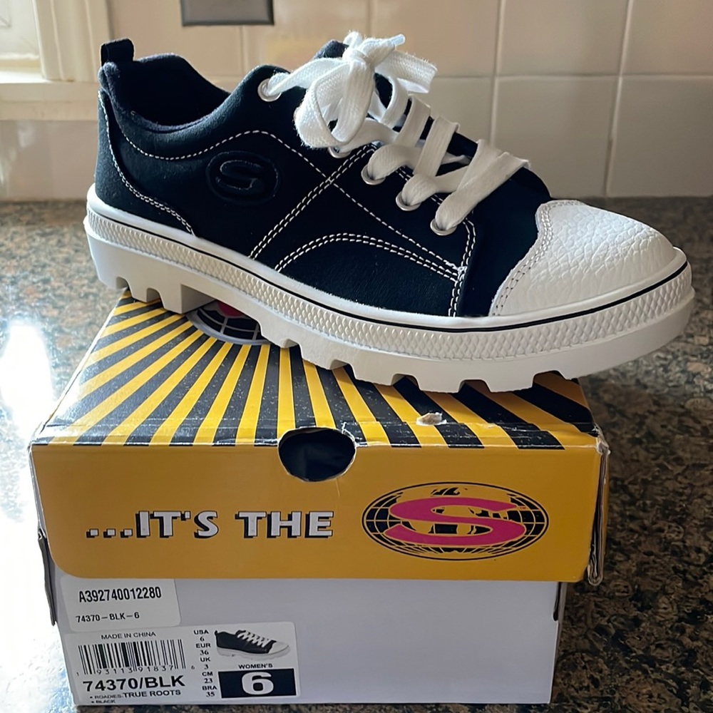 COPY - Womens skechers roadies sneakers in black/white.